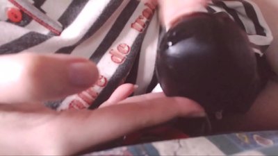 Mu akukọ dudu nla yii ni ẹnu rẹ ẹru kekere